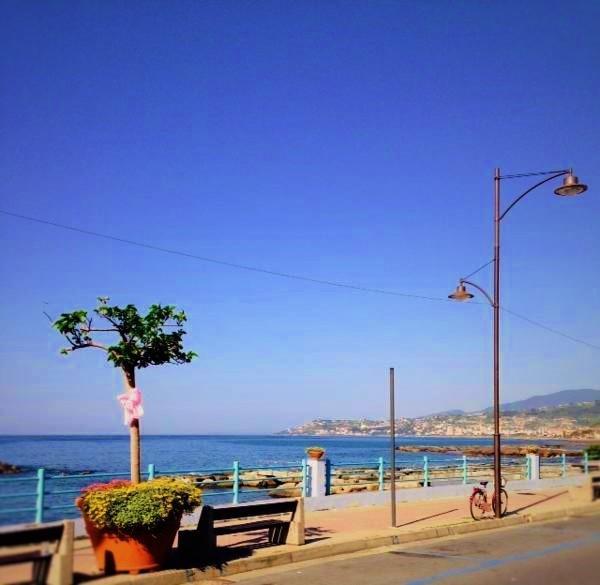 Appartement Kambusa - Mono Fronte Mare à Santo Stefano al Mare Chambre photo